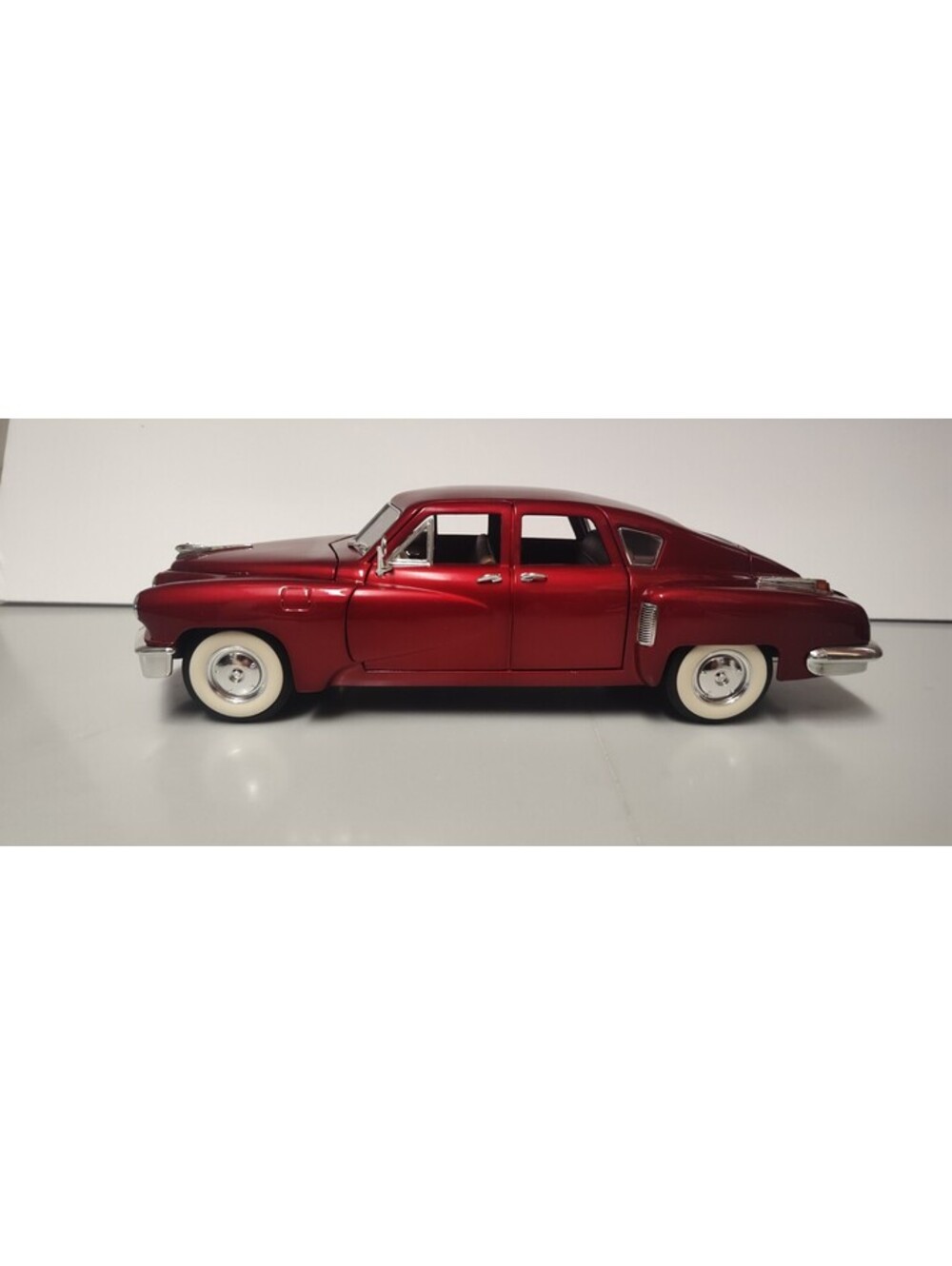 1948 Tucker Torpedo 1:18 Jat Ming Road Signature Burgundy Diecast w/ Box